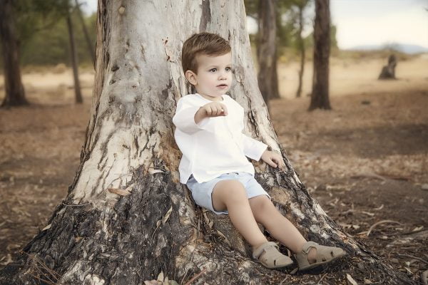 Sin título-12 Fotografía de niño apoyado en un arbol