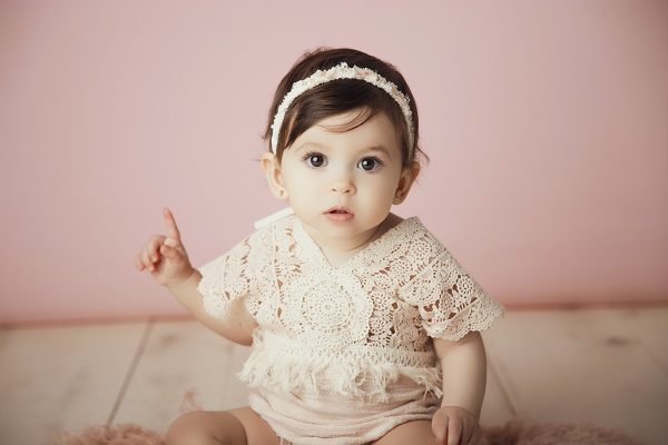 Sin título-15 Fotografía de bebé levantando el dedo índice