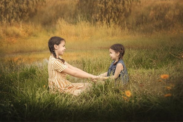Sin título-17 Fotografía de dos niñas en el campo