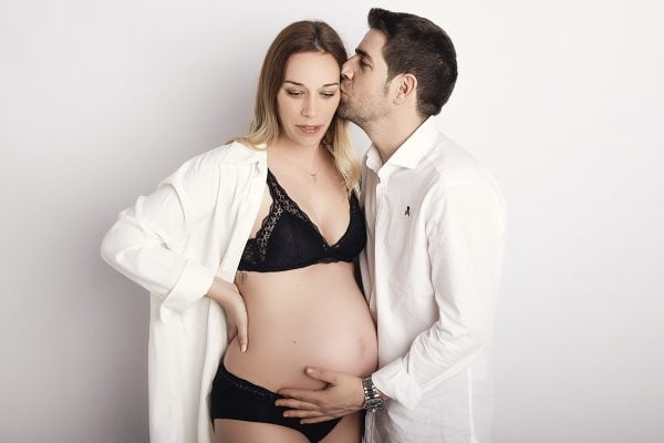 Sin título-3 Fotografía de pareja embarazada hombre le toca el vientre