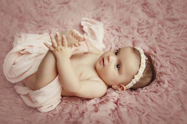 Sin título-3 Fotografía de bebé sobre alfombra rosa mirando arriba