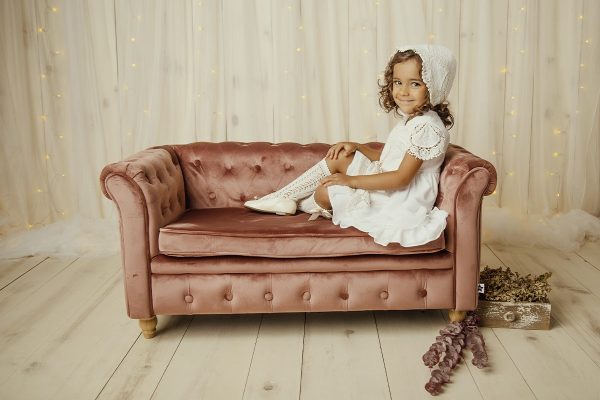 Sin título-4 Fotografía de niña sobre sofá