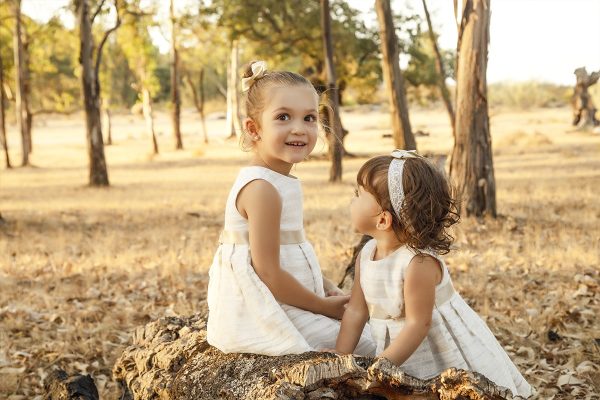 Sin título-6 Fotografía de dos niñas en el campo