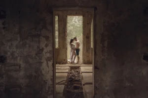 Fotografía de pareja entre ruinas