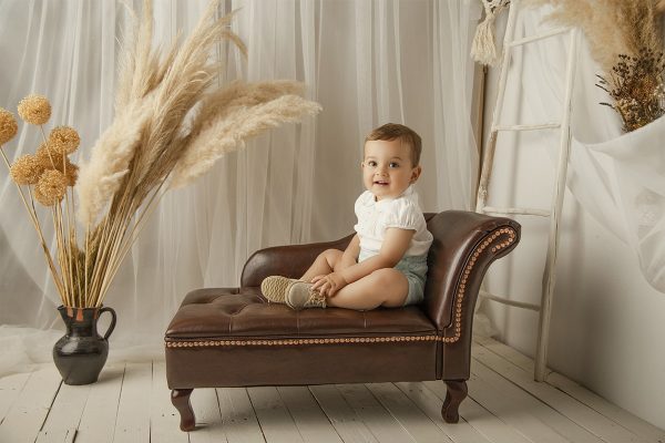 Sin título-9 Fotografía de niño sobre diván